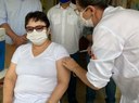 Enfermeira há 36 anos, Marta é primeira vacinada contra a Covid-19 em Batayporã 